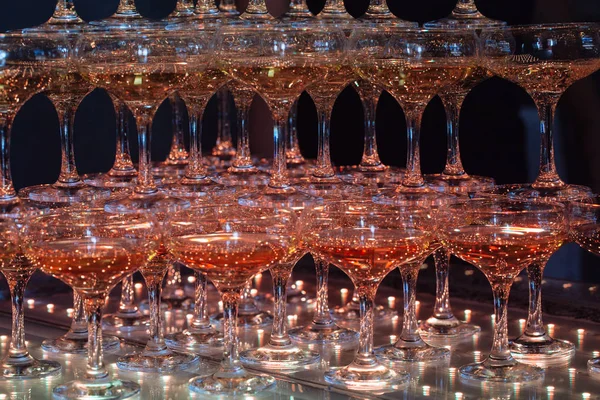 Glas champagne. Pyramid av vinglas. — Stockfoto