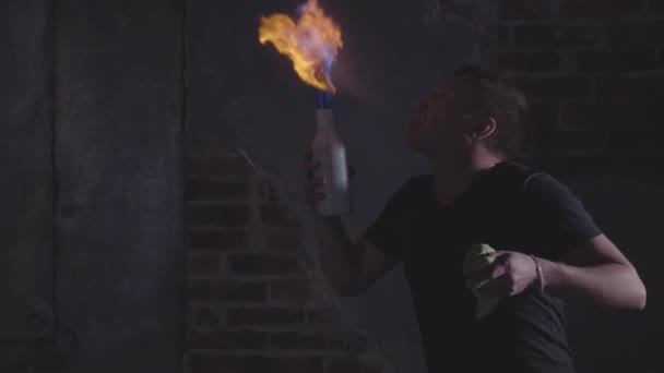 Молодой бармен выдувает огонь изо рта на шоу барменов, замедленная съемка — стоковое видео