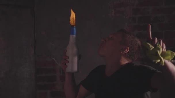 Jonge barman waait vuur uit zijn mond in barmen Toon, slow-motion — Stockvideo