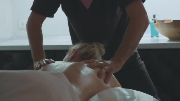 Ανδρική massagist μασάζ ελκυστική ladys πίσω. — Αρχείο Βίντεο