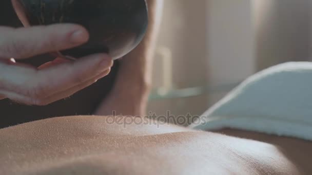 Massagem terapeuta derramando óleo para massagem nas costas femininas — Vídeo de Stock