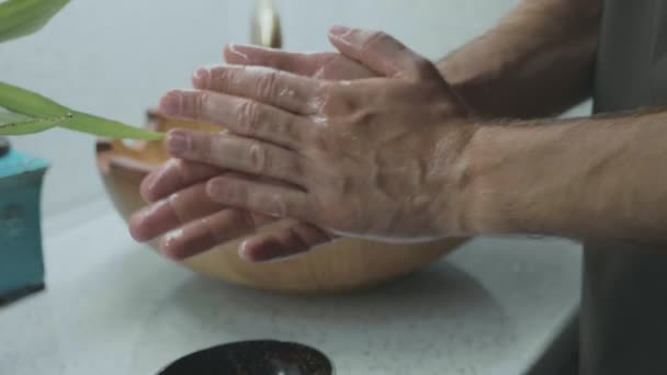 Maschio massaggiatore mette olio sulle mani befor procedura di massaggio stella — Video Stock