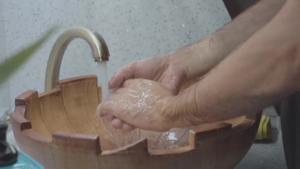 Massagista de lavagem hans antes de começar a massagem no salão de spa de luxo, close-up — Vídeo de Stock