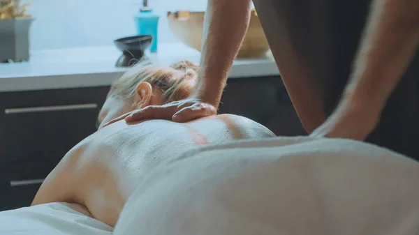 Férfi massagist masszírozó vonzó őméltósága vissza. — Stock Fotó