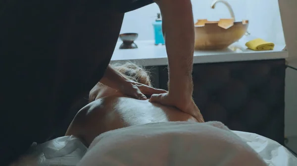 Masculin massagiste massage attrayant ladys retour . — Photo