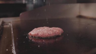 Pişirme ve taze et pirzola burger için Tuzlama Şef sokak gıda