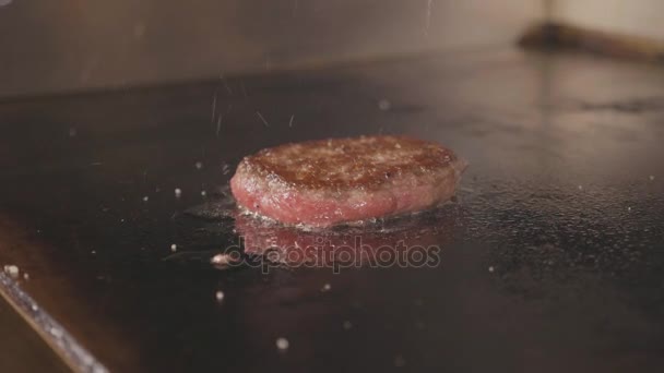 4k toma de cámara lenta de chuleta de freír para hamburguesa en parrilla comercial eléctrica . — Vídeos de Stock