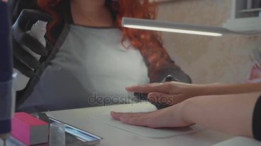 Manikür çivi hazırlama, ana kullanım özel sprey istemci için salonda çivi