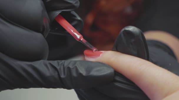 El procedimiento de pintar clavos. Procedimiento de manicura en el salón de belleza . — Vídeo de stock