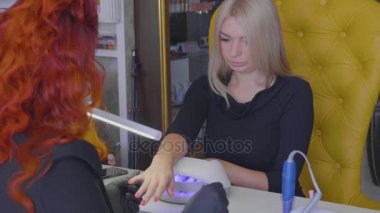 Resim çivi prosedürü. Manikür yordamda Güzellik Salonu.