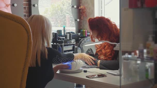 El procedimiento de pintar clavos. Procedimiento de manicura en el salón de belleza . — Vídeos de Stock