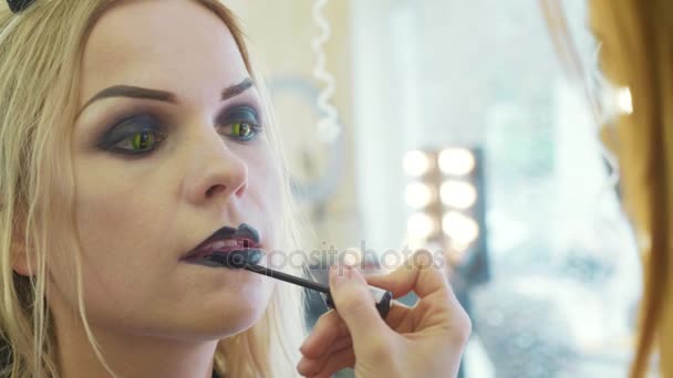 Proceso de aplicación de maquillaje de Halloween en la cara de la joven hermosa mujer — Vídeos de Stock