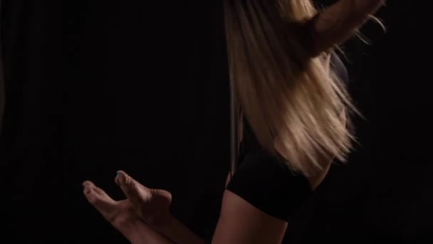 Невпізнавана спортивна жінка робить полюс танець у повільному русі — стокове відео