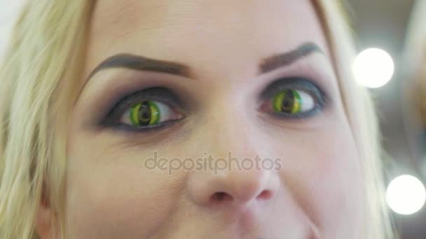 Retrato de cerca de la joven mujer bonita con maquillaje de Halloween en el salón de belleza — Vídeos de Stock