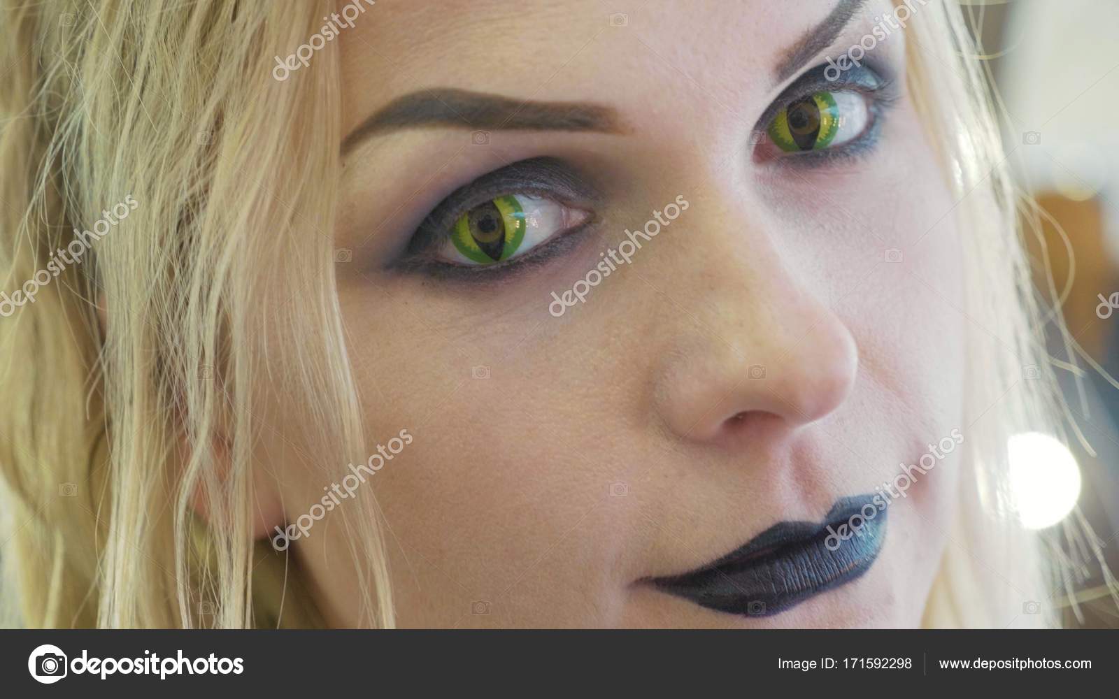 Close Up Portret Młoda ładna Kobieta Z Halloween Makijaż W Salonie