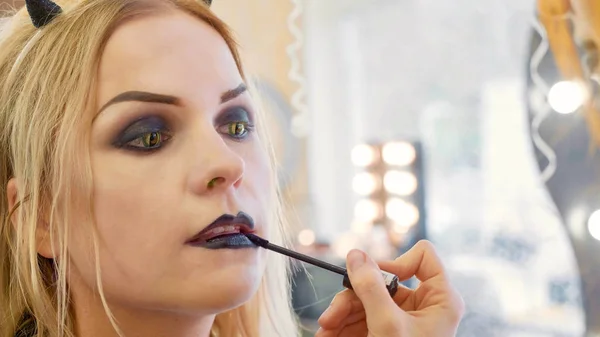 Proces použití halloween make-up na tvář Mladá krásná žena — Stock fotografie