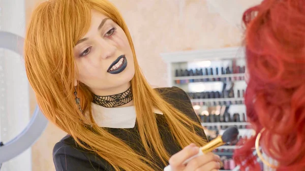 Kunstenaar met halloween make-up halloween make-up toe te passen op model van het gezicht. — Stockfoto