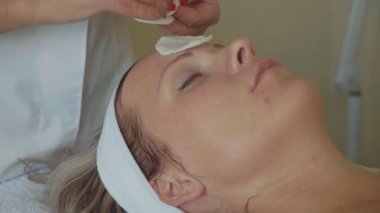 Güzellik uzmanı tarafından pamuk sünger spa salonu kadının yüz temizliği