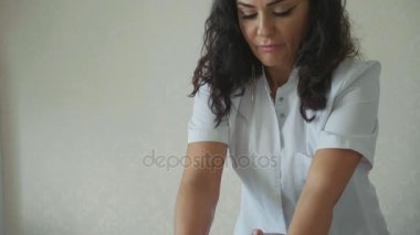 Bir yüz masaj spa sağlık kulübünde çekici erkek