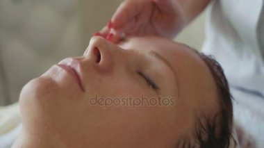 Güzel genç kadın lüks spa Salonu, yüz masajı ile rahatlatıcı yakın çekim.