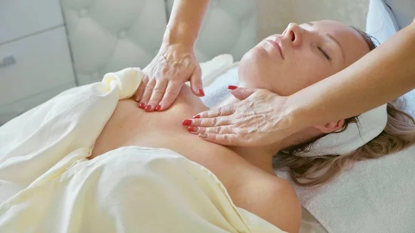 Attrayant femelle au spa club de santé obtenir une procédure faciale et massage — Photo