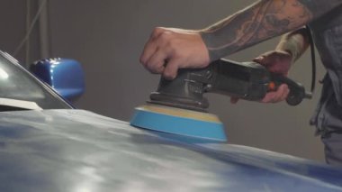 Master Lehçe makinesi bir araba atölye ile derin mavi spor araba parlatır