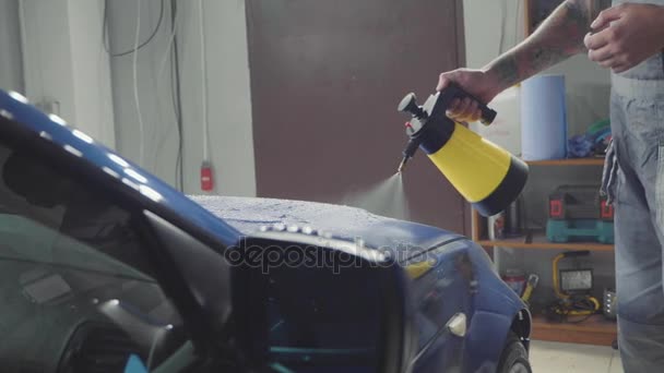 Gros plan de maître polissage voiture bleu profond dans l'atelier, ralenti — Video