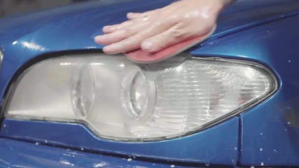 Primer plano del maestro pulido coche azul profundo en el taller, cámara lenta — Vídeos de Stock