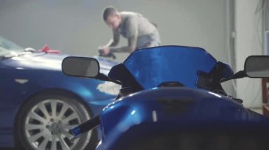 Derin mavi araba spor ön plan ve master bisikletle parlatır