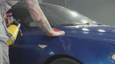 Derin mavi araba atölye, yavaş parlatma Master yakın çekim