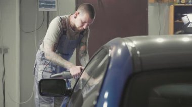 Master Lehçe makinesi bir araba atölye ile derin mavi spor araba parlatır
