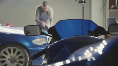 Derin mavi araba spor ön plan ve master bisikletle parlatır
