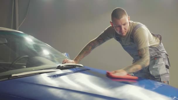 Master finish polish the half hood of deep blue car and wiping the hood — Stock Video