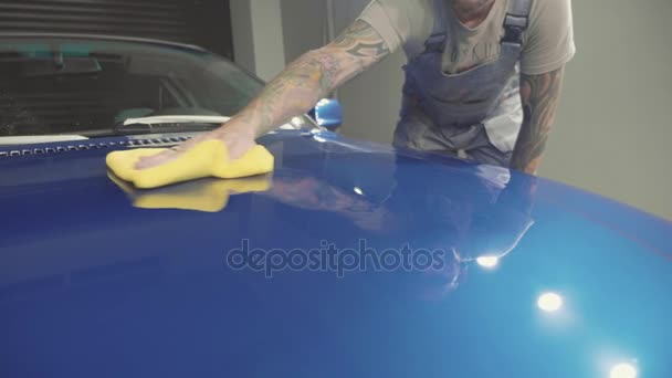 Acabado maestro pulir el coche deportivo azul profundo y limpiar la capucha por tela — Vídeos de Stock