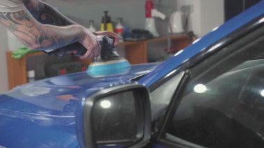 Master Lehçe makinesi bir araba atölye ile derin mavi spor araba parlatır