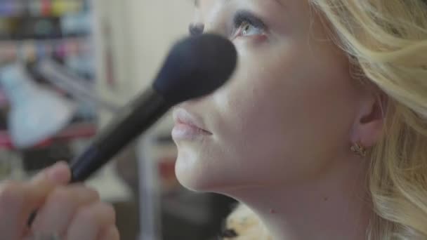 Joven artista de maquillaje aplicando corrector en la cara modelos . — Vídeos de Stock