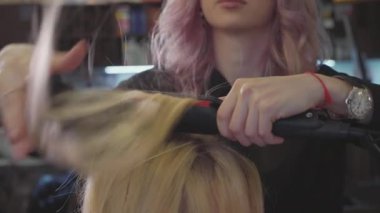 Kuaför saç kökleri cilt saç modeli eklemek için bir dalgalanma yapar