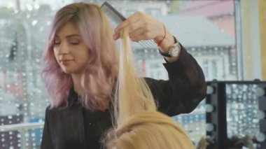 Genç güzel Kuaför Kız eklemek cilt saç modeli çok kadın istemciye.
