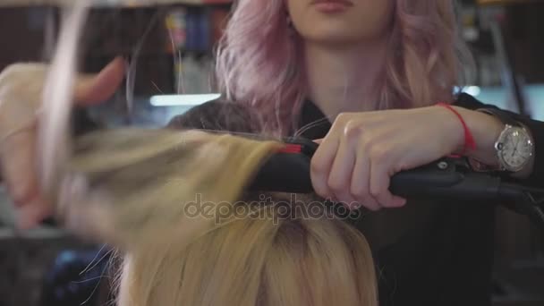 Friseur macht Wellen auf den Haaren an den Wurzeln, um Volumen Frisur hinzuzufügen — Stockvideo