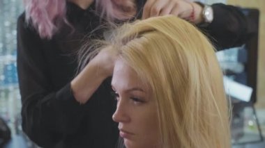 Genç güzel Kuaför Kız eklemek cilt saç modeli çok kadın istemciye.