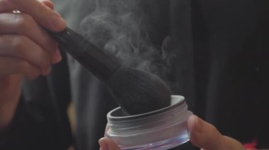 Toz yüz makyaj işleminde, yavaş hareket kullanarak profesyonel makyaj sanatçısı