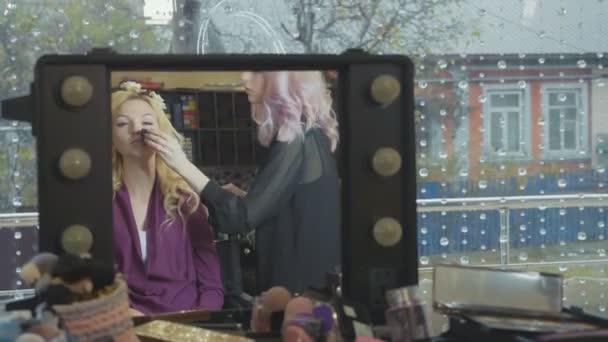 Professioneel kunstenaar maken Make-up de jonge mooie zakenvrouw. — Stockvideo