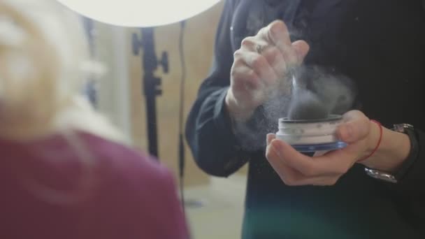 Επαγγελματίας καλλιτέχνης μακιγιάζ χρησιμοποιώντας σκόνη στη διαδικασία του ντεμακιγιάζ του προσώπου, αργή κίνηση — Αρχείο Βίντεο