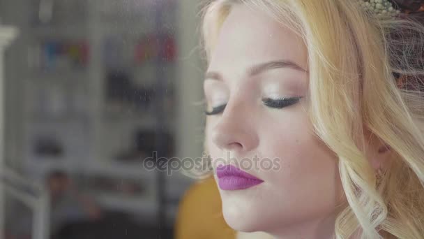 Hidratatie spray hagelslag op het gezicht van het meisje na make-up procedure — Stockvideo