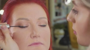 Makyöz makyaj modelleri göz uygulamak. Görünümü kapatın.