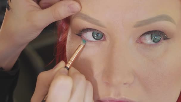 Make-up artist stosowania makijażu oka modele. Widok z bliska. — Wideo stockowe