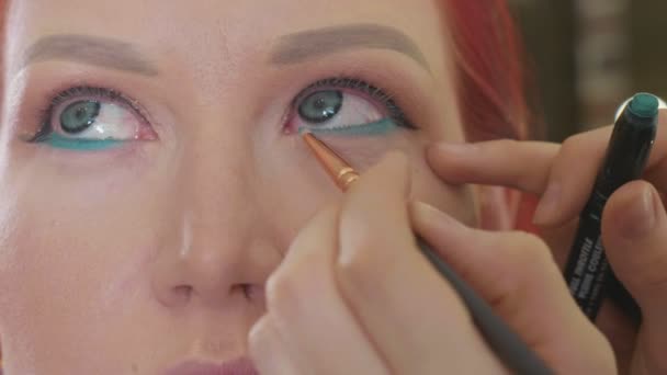 Maquillaje artista aplicación de maquillaje a los modelos de ojo. Vista de cerca . — Vídeo de stock