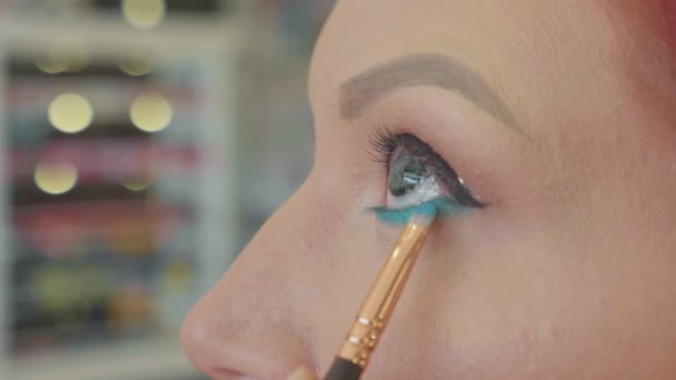 Visagist op modellen oog make-up toe te passen. Close-up. — Stockvideo