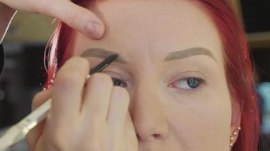 Genç Kızıl saçlı kadına Güzellik Salonu, güzel kaşlar makyaj stilist yapar