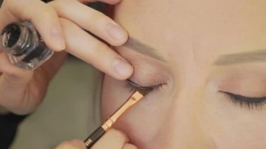 Makyöz makyaj modelleri göz uygulamak. Görünümü kapatın.